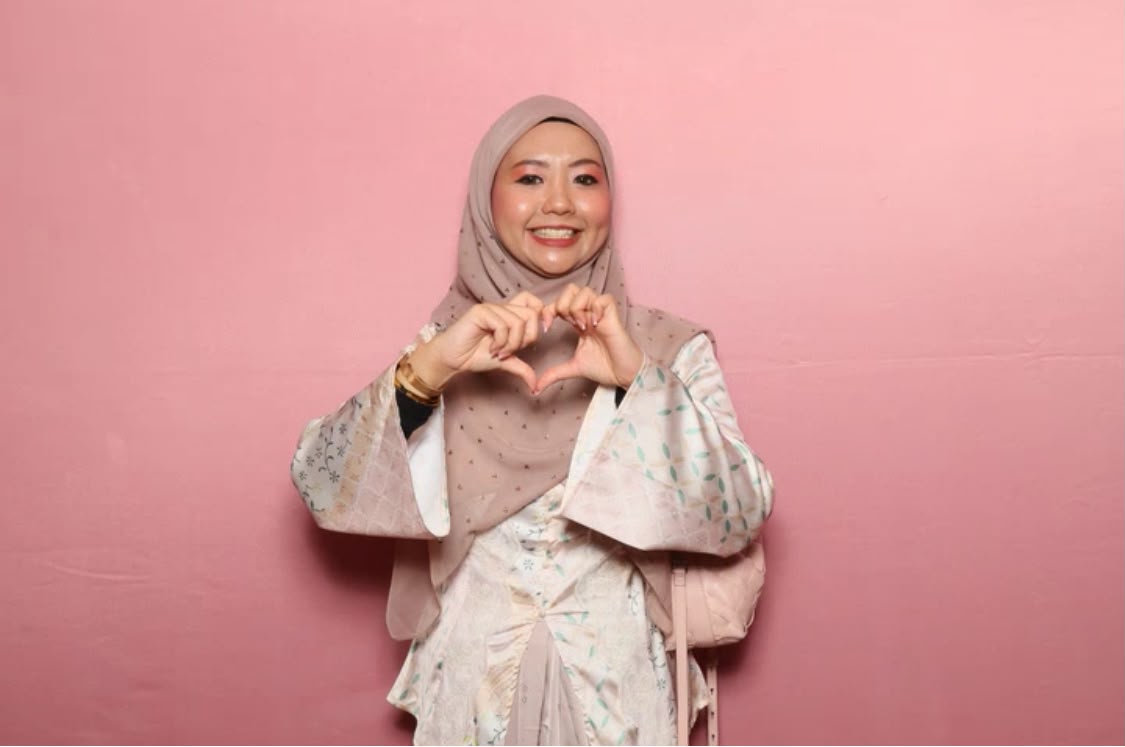Nadiah berkongsi kasih sayang kepada pelanggan Healthy Nature Shop
